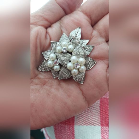 Vintage Jewelry - Vintage Silver Tone Faux Pearl and Clear Crystal Brooch